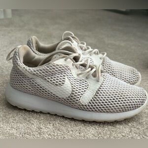 NIKE ROSHE 833826-100 WHITE SNEAKER RUNNING SHOES WOMENS SIZE 6 good condition